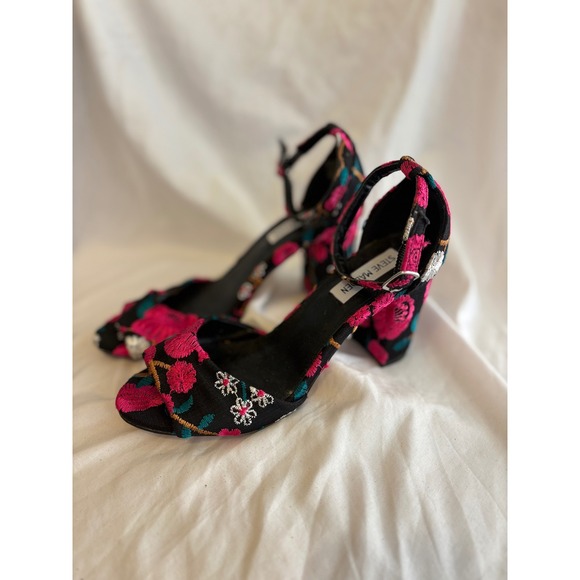Steve Madden Shoes - Steve Madden Mirna Black Floral Embroidered Block Heels Ankle Strap Sandals 6.5M